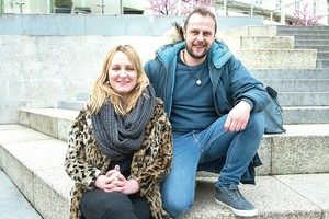 Virtuvėje ant ratų įsikūrusi pora kepa tarpukario žydų skanėstus