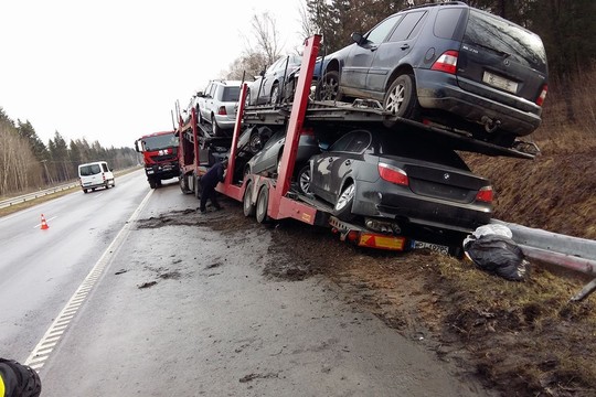 Greta Kauno nuo kelio nuslydo automobilvežio priekaba su mašinomis