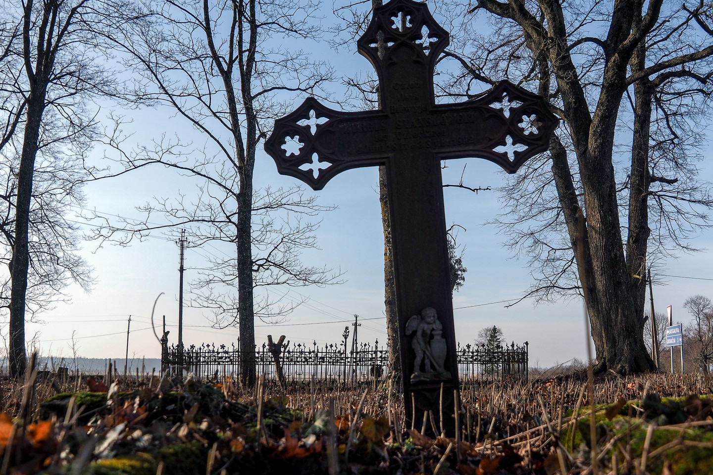 Vilniaus rajono policijos pareigūnai ieško vandalų, nusiaubusių kapines.
