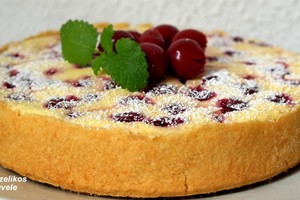 Pavasariškai lengvas ir gardus varškės pyragas su vyšniomis