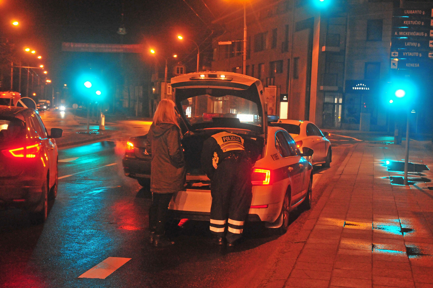 Vilniaus kelių policijos pareigūnai džiaugiesi naktinio reido rezultatais – girtų vairuotojų neįkliuvo.<br>A.Vaitkevičiaus nuotr.