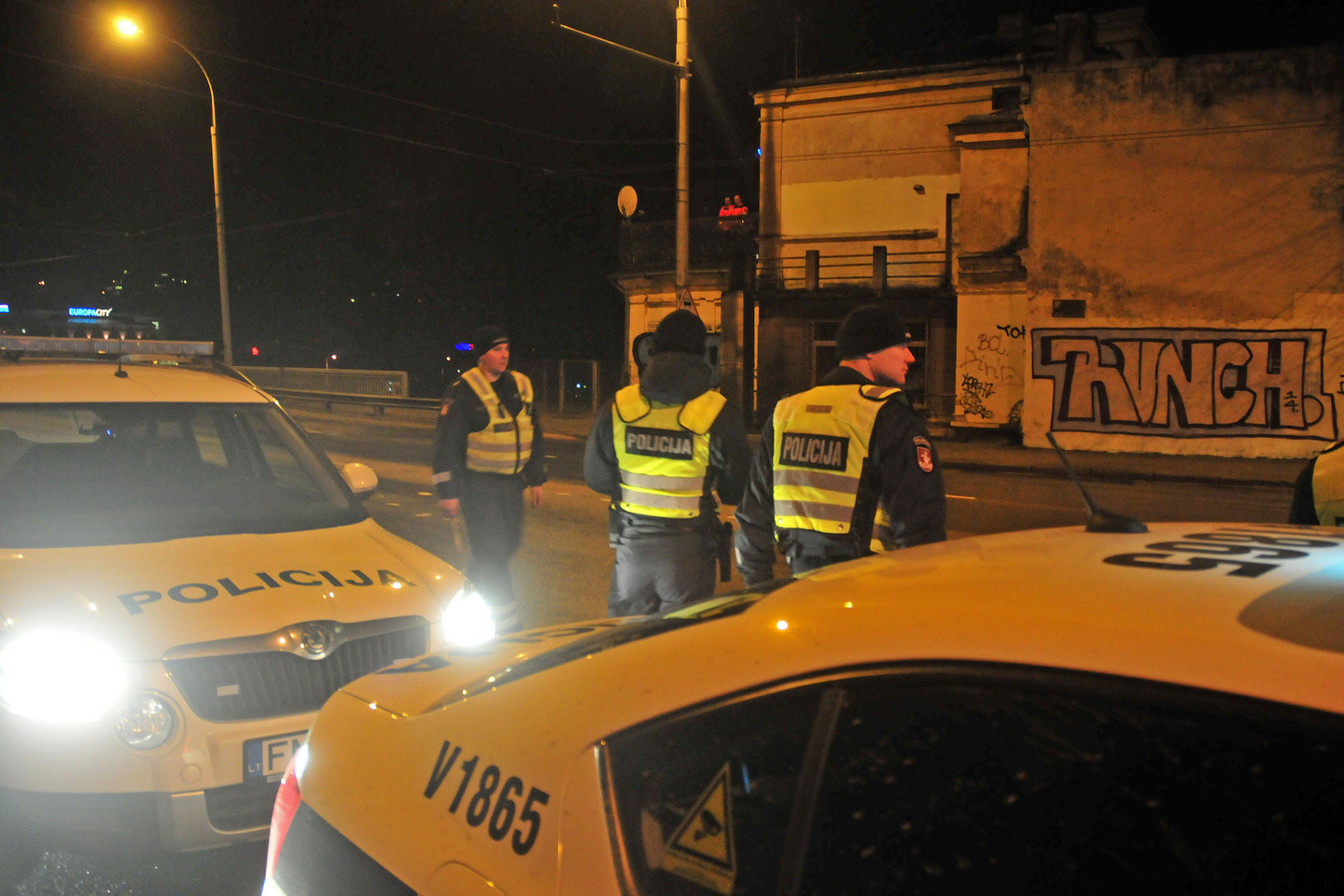 Vilniaus kelių policijos pareigūnai džiaugiesi naktinio reido rezultatais – girtų vairuotojų neįkliuvo.<br>A.Vaitkevičiaus nuotr.