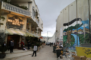 Gatvės menininkas Banksy atidarė viešbutį su vaizdu į Izraelio pastatytą sieną