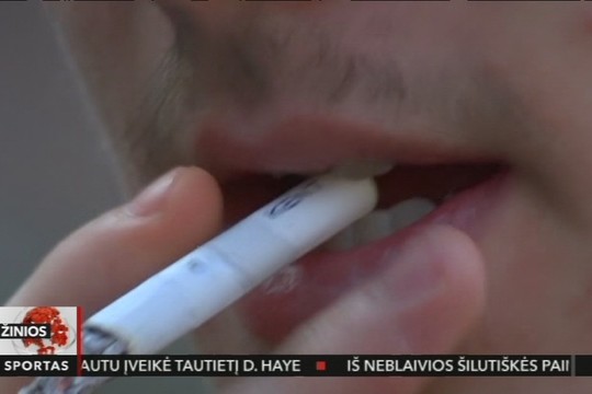 Vis daugiau nepilnamečių pertraukų metu mokyklų kiemuose „užtraukia dūmą“