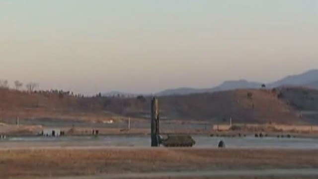 Kim Čen Unas tikrino kariuomenės darbą: paleido keturias balistines raketas