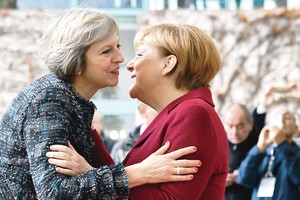 Į lordus nusispjovusi Theresa May veda britus blogiausio scenarijaus link