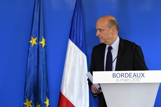Alainas Juppe atsisakė pakeisti prezidento rinkimuose klimpstantį Francois Filloną