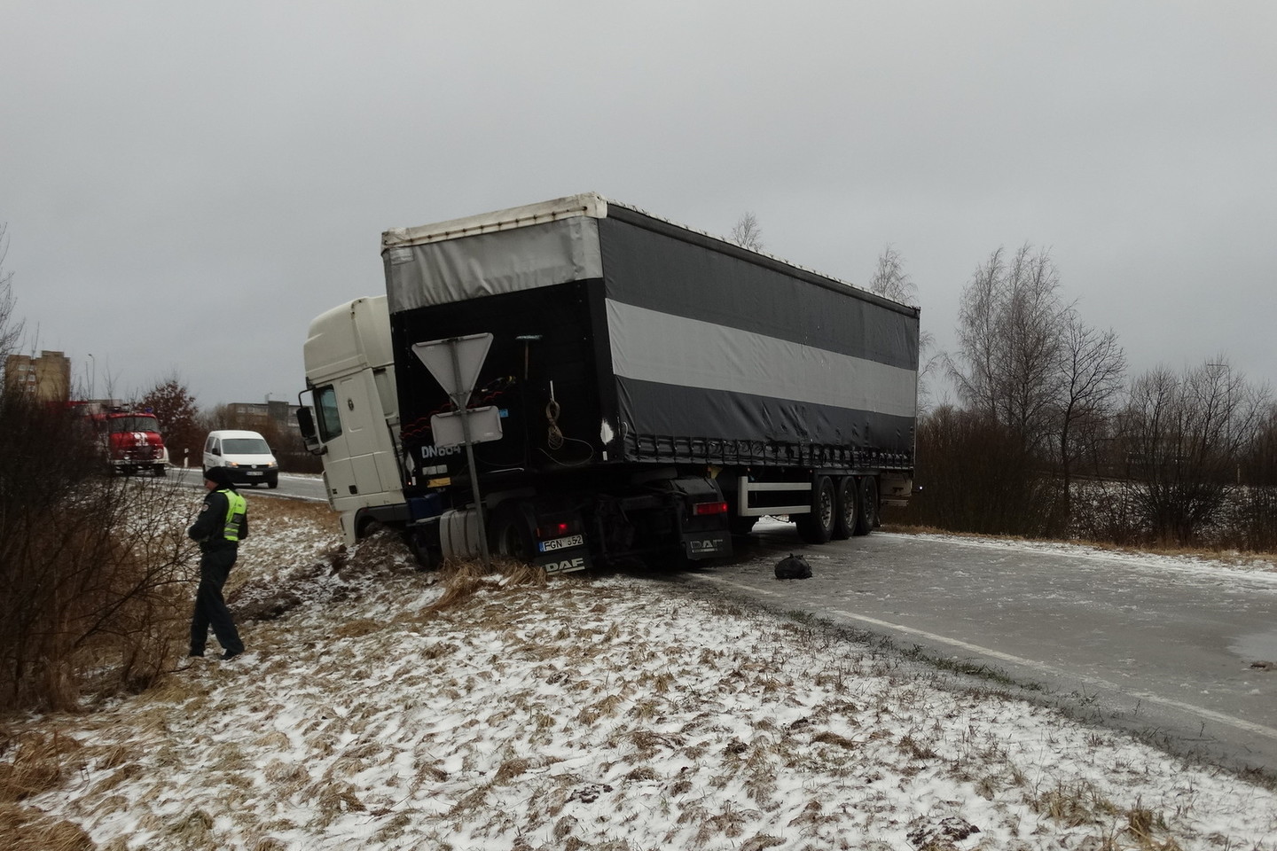 Ties Kaunu nuo kelio nuslydo vilkikas DAF.