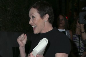 Su vėžiu kovojanti „San Fransisko raganos“ žvaigždė grįžo į viešumą