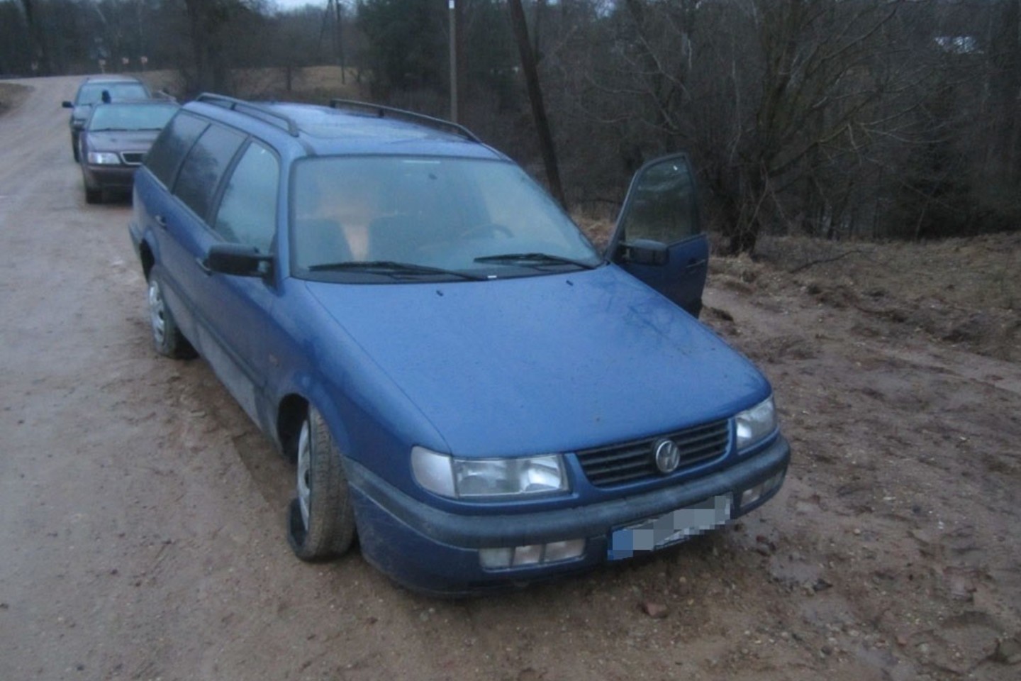 Pasieniečiai Varėnos rajone vaikėsi du kontrabandininkų automobilius.