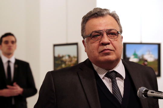 Turkijoje suimta rusė, kuri gali būti susijusi su Rusijos ambasadoriaus nužudymu