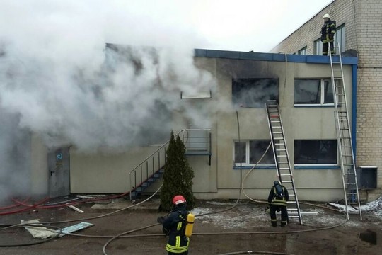 Ankstų pirmadienio rytą Šiauliuose degė autoservisas