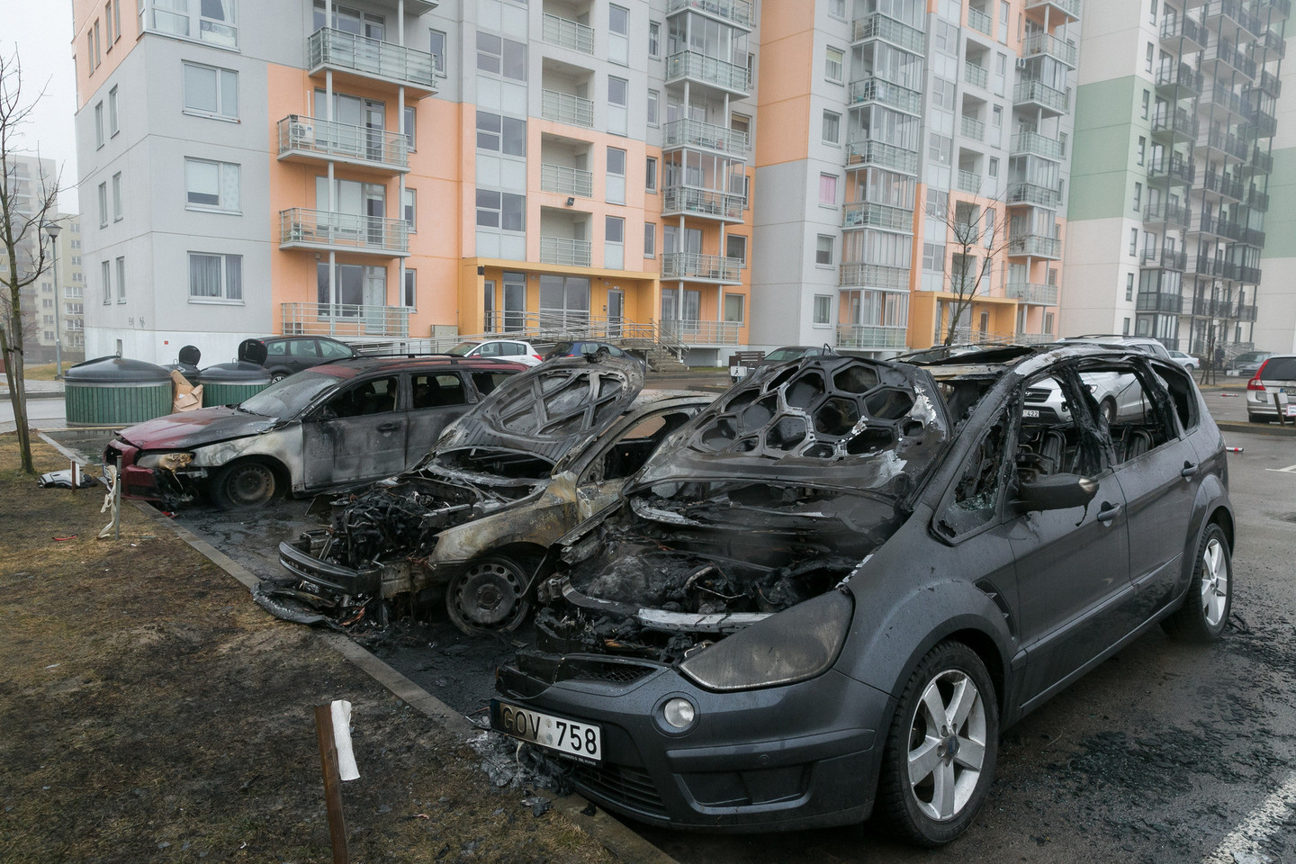 Pirmadienį paryčiais Vilniuje sudegė trys automobiliai, dar vienas greta stovėjęs apdegė.