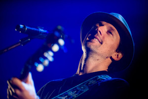 JAV popžvaigždė Jasonas Mrazas vilniečius žavėjo ir dainomis, ir pokštais