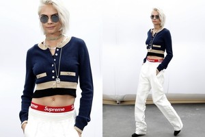 Cara Delevingne rodo pavyzdį: išlindę apatiniai – madingi