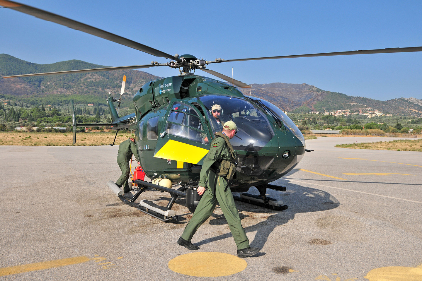 Ieškoti dingusios plungiškės pareigūnai pakilo sraigtasparniu „Eurocopter 145“, kuris buvo siunčiamas ir į Graikiją gelbėti pabėgėlių.<br>A.Vaitkevičiaus nuotr.