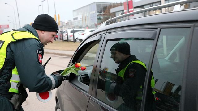 Ryto staigmenos moterims: užuot prašę dokumentų, pareigūnai dovanojo šimtus tulpių