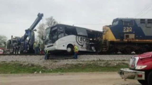 Susidūrus traukiniui ir autobusui žuvo keturi žmonės