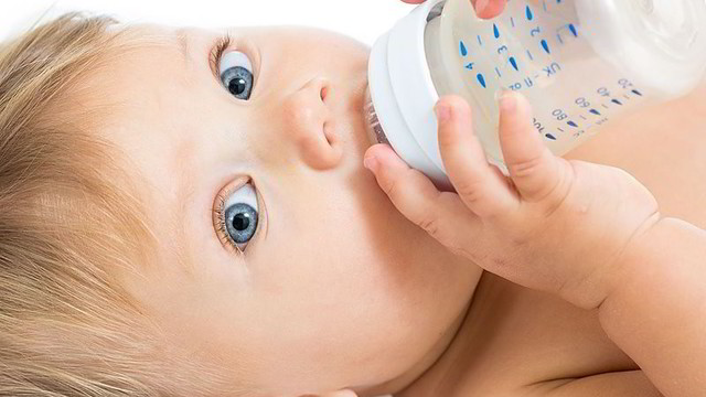 Kriminalistai konfikskavo 11 tonų kūdikių sveikatai pavojingų pieno mišinių