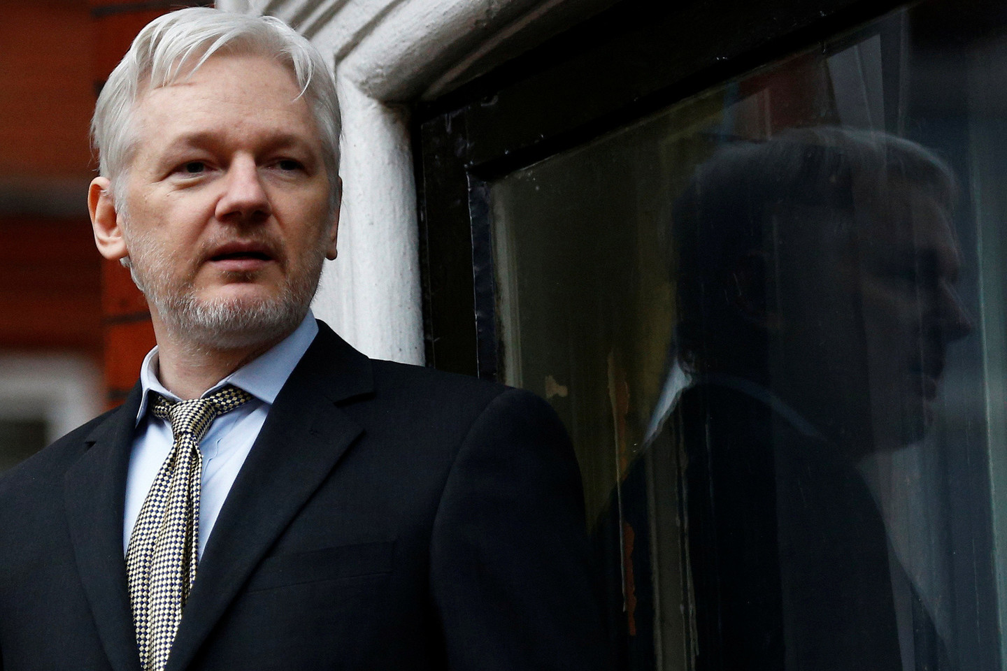 J.Assange'as jau ketverius metus dėl kaltinimų priekabiavimu slepiasi Ekvadoro ambasadoje Londone.<br>„Reuters“/“Scanpix“ nuotr.