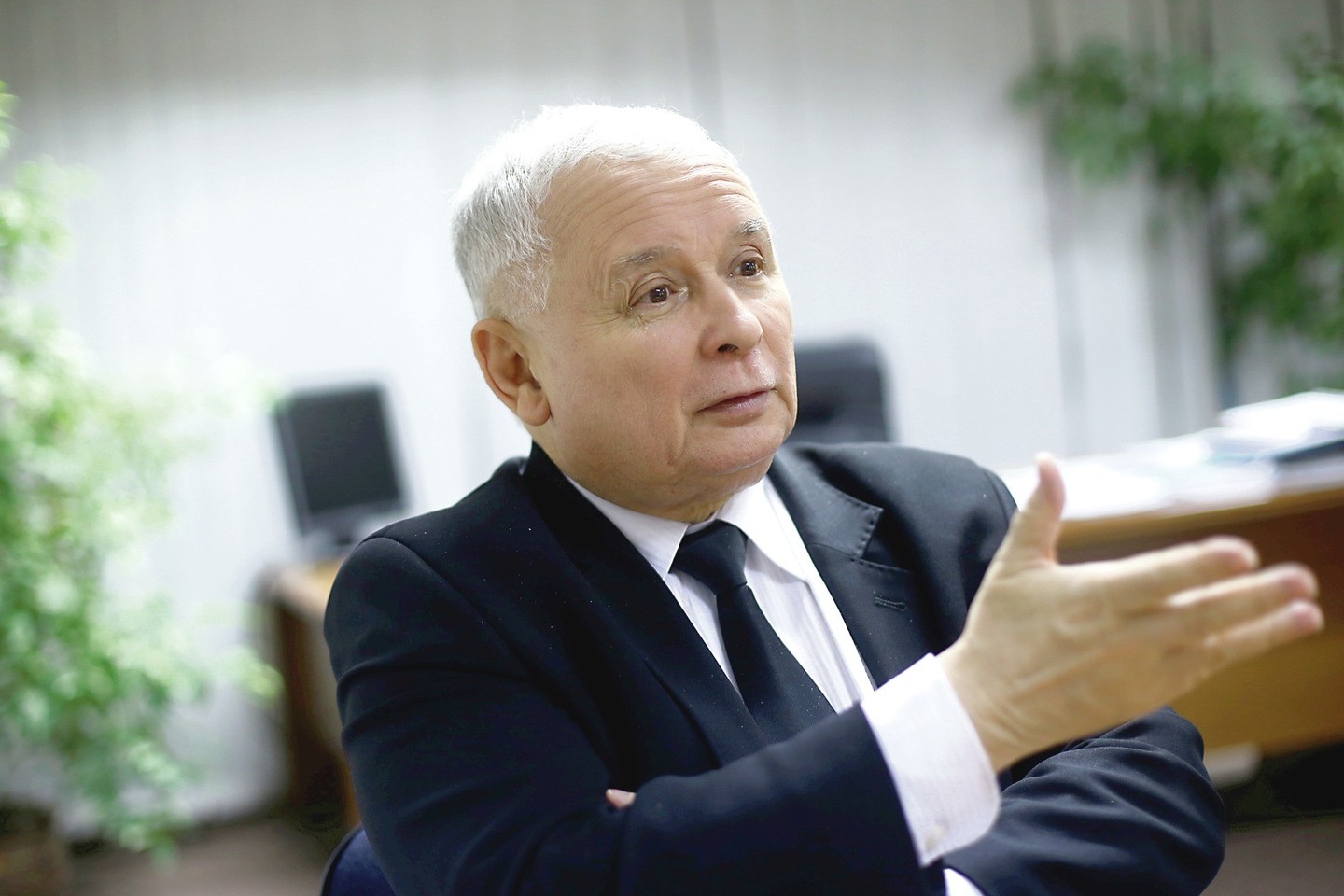 Pasak J.Kaczynskio, D.Tuskas (dešinėje) nebeturėtų užimti Europos Tarybos vadovo posto, nes esą ne atstovauja šalies interesams, o jiems tiktai kenkia.<br>AFP/„Scanpix“ nuotr.