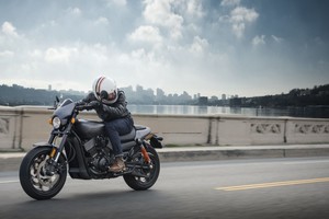 „Harley-Davidson“ pristatė sportišką „Street Rod“ motociklą