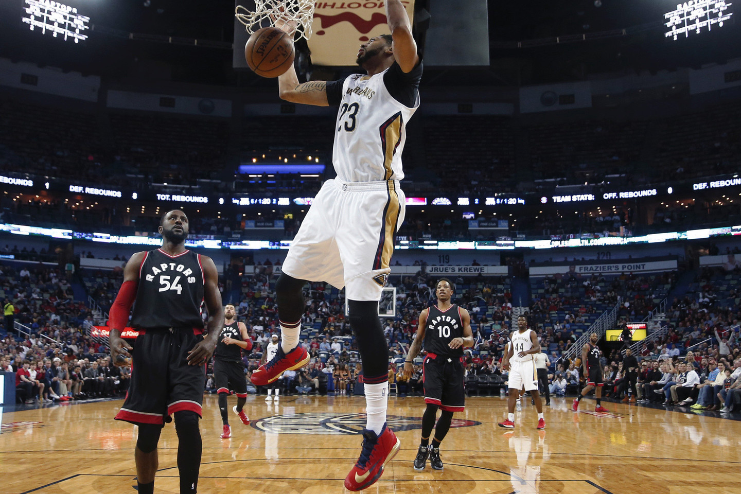 „Pelicans“ ir „Raptors“ dvikovos akimirkos.<br>AP nuotr.