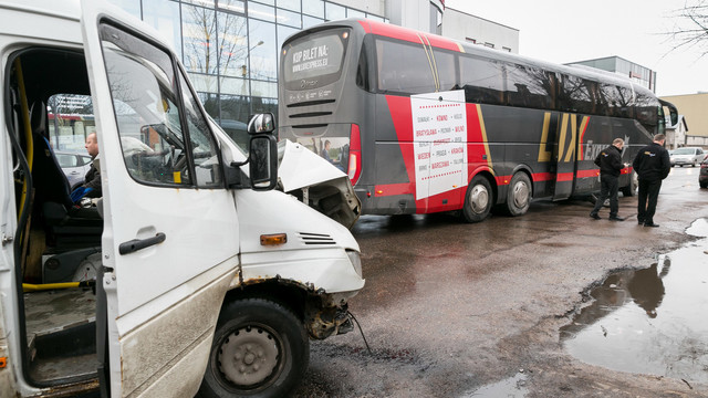 Nufilmuota, kaip Vilniuje susidūrė autobusas ir mikroautobusas