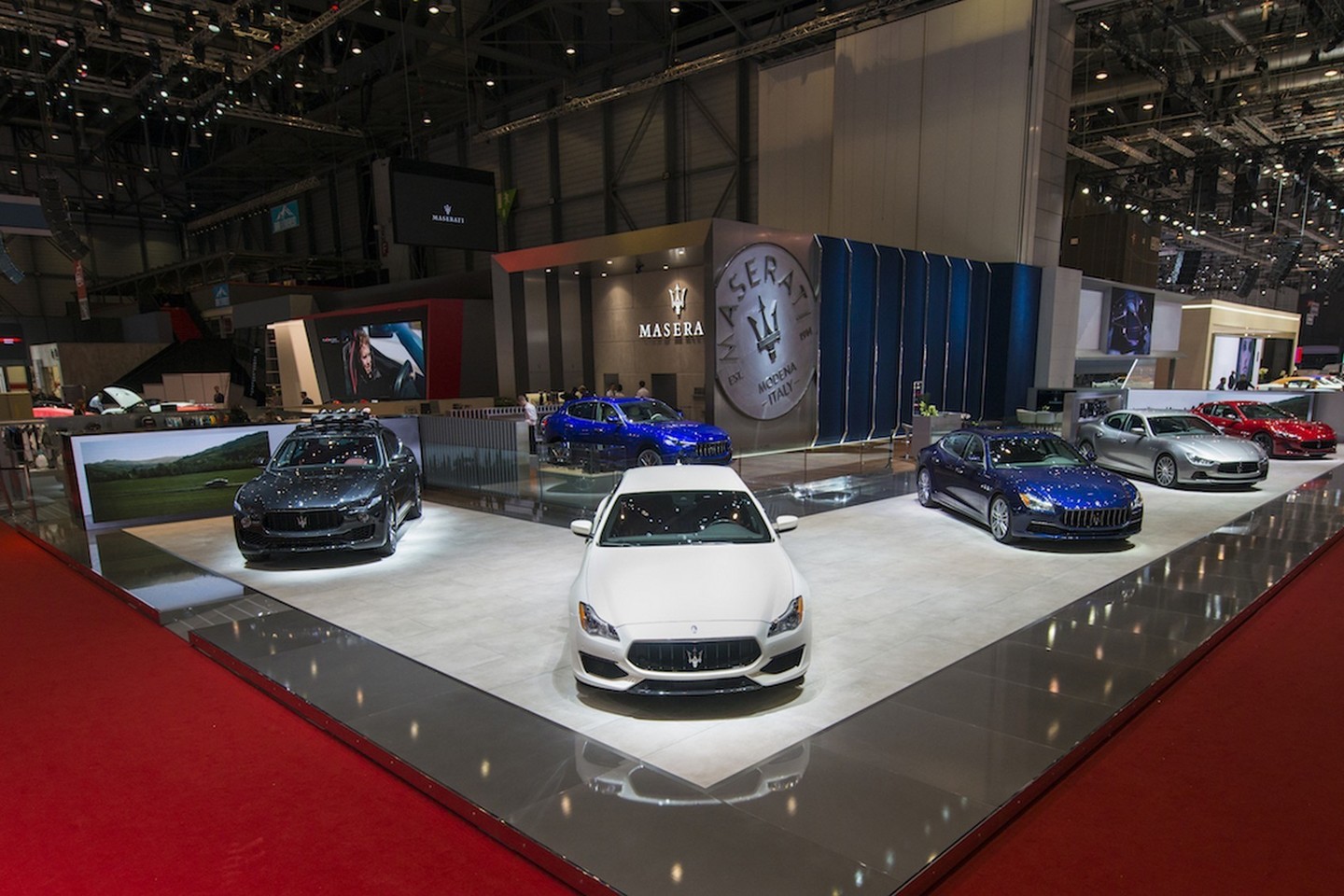„Maserati“ stende Ženevoje – du jubiliejiniai modeliai ir šilkinį saloną gavusi visureigio versija.<br>Gamintojo nuotr.