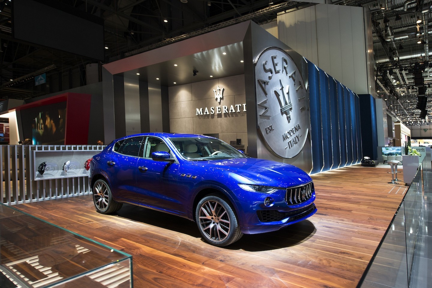 Šio „Maserati Levante“ visureigio salonas buvo papuoštas šilko audiniais.<br>Gamintojo nuotr.