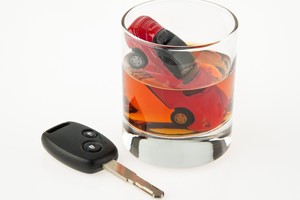 Vairavimas išgėrus – tik pasekmė. Kur slypi tokio elgesio priežastys?