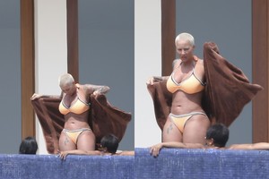 Atostogaudama Amber Rose drąsiai demonstravo įspūdingus apvalumus