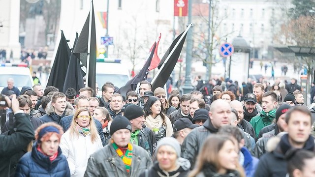 Tautininkų eitynėse iš minios išsiskyrė jaunuoliai su juodomis vėliavomis