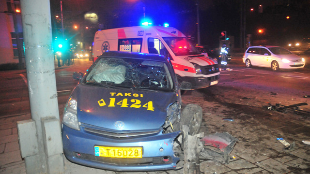 Taksi Vilniaus centre susidūrė kita mašina, sužeisti du žmonės
