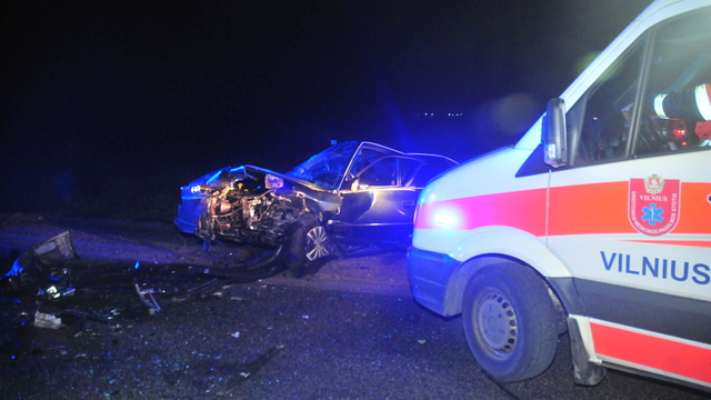 Girto vairuotojo "Peugeot" rėžėsi į "Audi", trys žmonės sužeisti