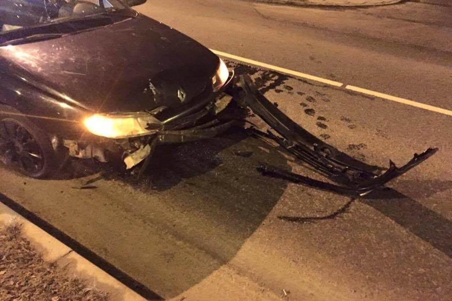 Girtas vairuotojas naktį Klaipėdoje nulaužė kelio ženklą.<br>Facebook/ReidasTV nuotr.