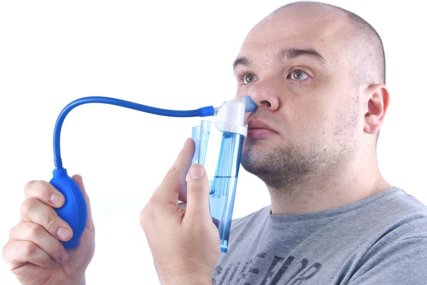 Промываем нос шприцом видео. Шприц для промывки носа. The treatment common Cold. Как промыть нос без шприца. Техника промывки носа шприцом дома.