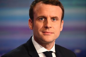 Emmanuelis Macronas po skandalingos karikatūros prašo pagarbos