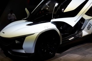 Vieni žavisi, kiti juokiasi: indai sukūrė pirmąjį sportinį automobilį