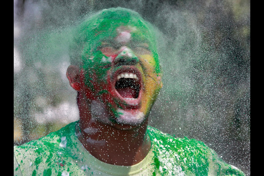 Indija švenčia spalvingąjį „Holi“ festivalį.<br>„Reuters“/“Scanpix“ nuotr.