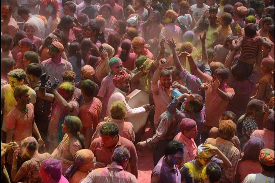 Indija švenčia spalvingąjį „Holi“ festivalį.<br>AFP/“Scanpix“ nuotr.