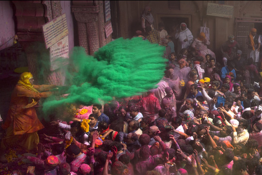 Indija švenčia spalvingąjį „Holi“ festivalį.<br>AP nuotr.