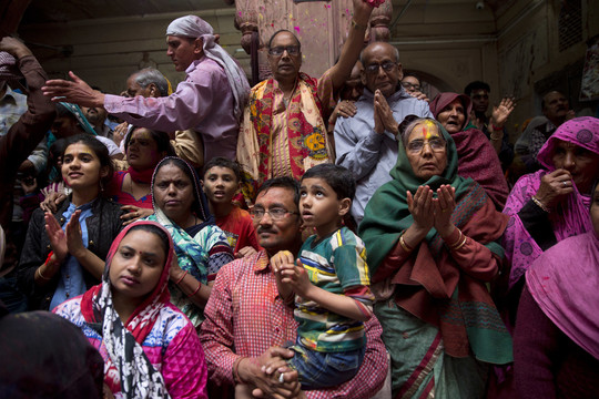 Indija švenčia spalvingąjį „Holi“ festivalį.<br>AP nuotr.