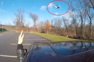 Kas bus, jei važiuodami išmesite raktus per langą? Šis vairuotojas tai išbandė