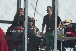 Princas Williamas pagautas besilinksminantis australų modelio draugijoje