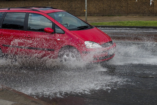 Techninių apžiūrų ekspertas paaiškino: kam būtini purvasaugiai