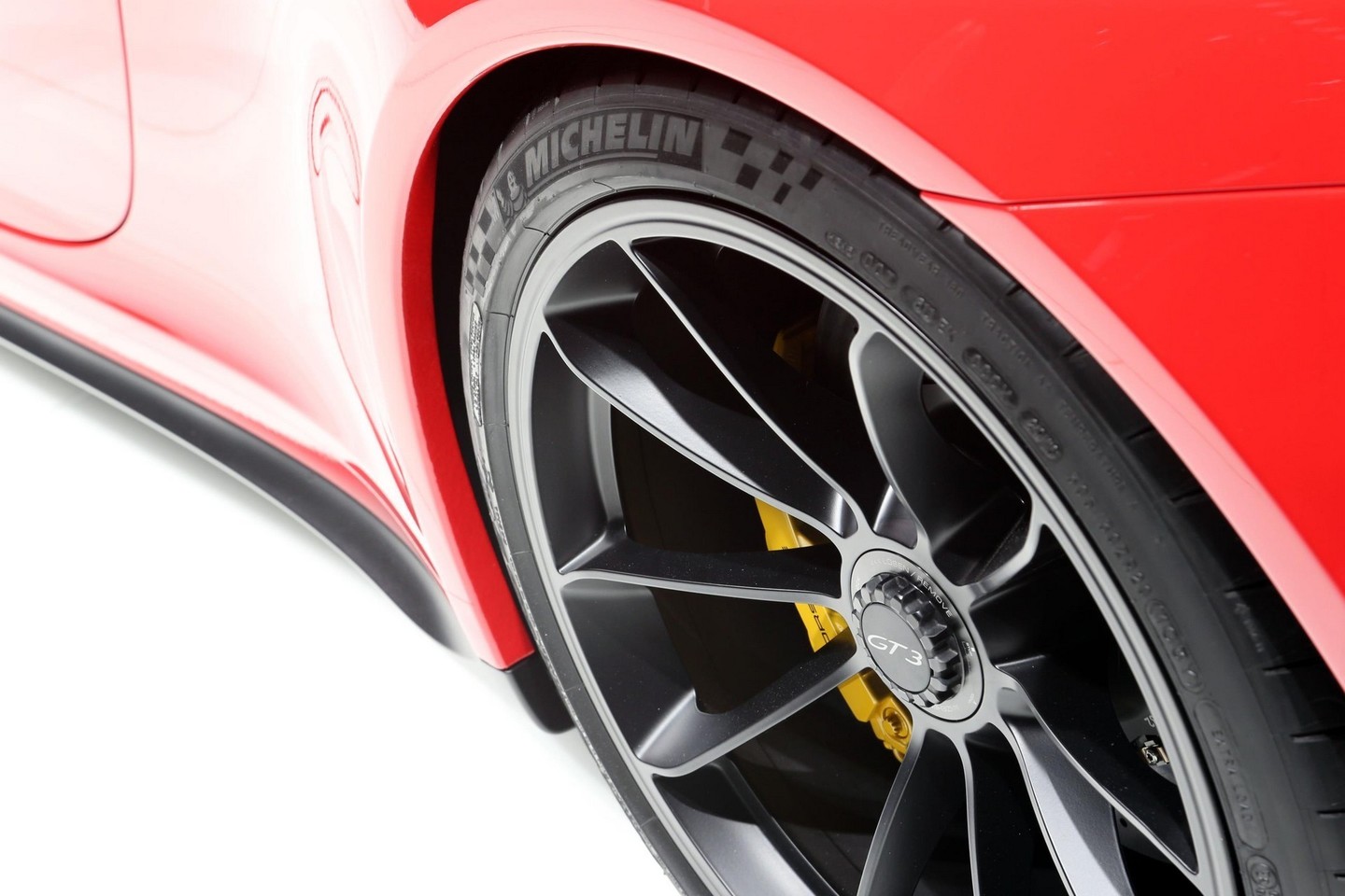 Atnaujintas „Porsche 911 GT3“ bus komplektuojamas ir su mechanine šešių laipsnių pavarų dėže.<br>newspress.co.uk nuotr.