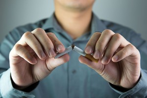 Kodėl atsisakyti cigarečių taip sudėtinga? Aiškina psichologai