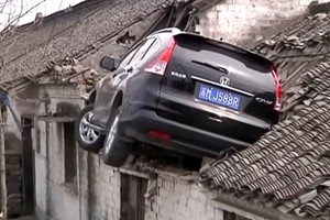 Kurioziška avarija – vengdamas susidūrimo nusileido neįprastoje vietoje