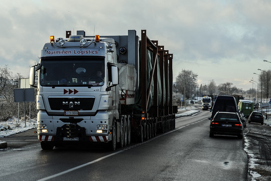 Milijonus tonų krovinių gabenantys vilkikai drasko Lietuvos kelius